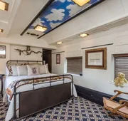 1894 Private Pullman Palace Ca 1 Bedroom Apts by Redawning hotel detail image 3