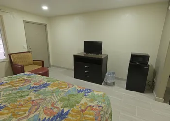 Deluxe Inn hotel thumbnail 3
