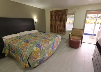 Deluxe Inn hotel thumbnail 4
