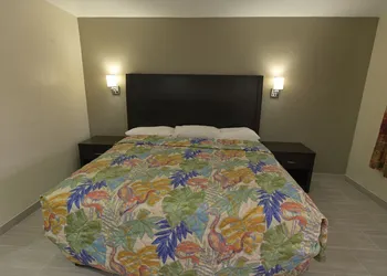 Deluxe Inn hotel thumbnail 5