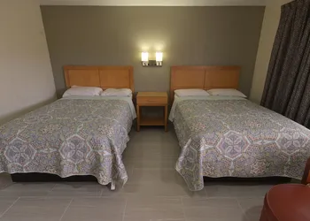 Deluxe Inn hotel thumbnail 6