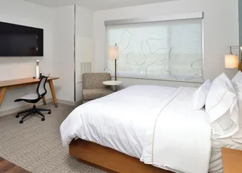 Element by Marriott Overland Park hotel thumbnail 3