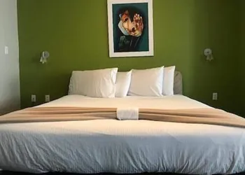 Ocean Drive Studios Beach Front hotel thumbnail 8