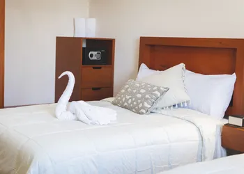 La Lola Hotel & Suites hotel thumbnail 5