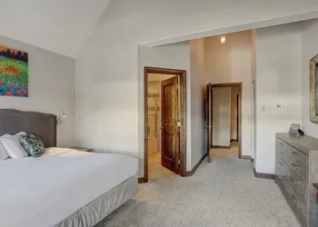 4br Renovated - Sleeps 12- Downtown Breck by RedAwning hotel thumbnail 4