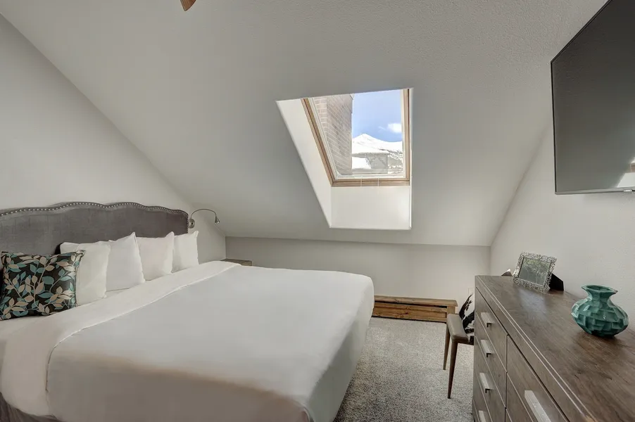 4br Renovated - Sleeps 12- Downtown Breck by RedAwning hotel detail image 6