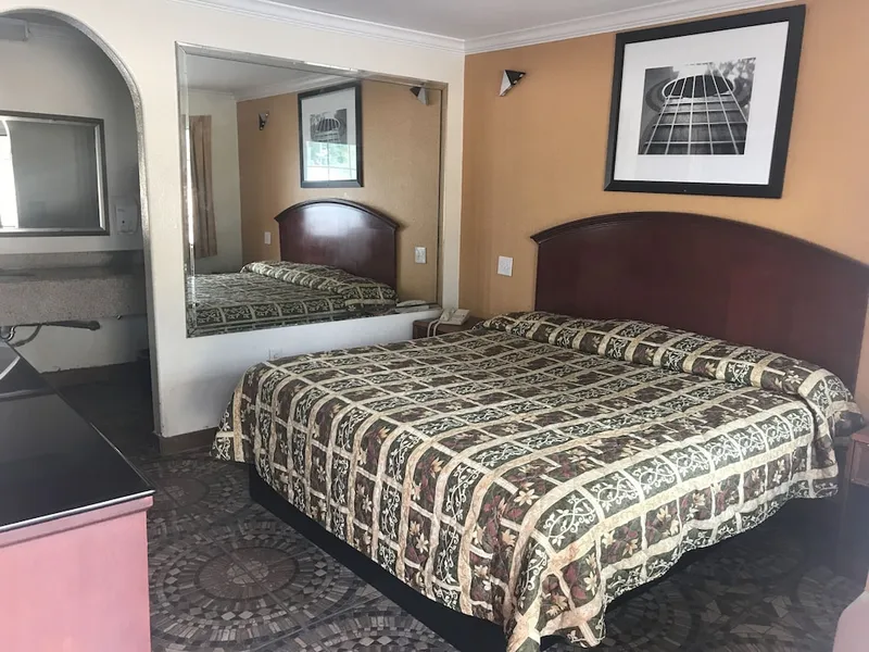 Regency Inn and Suites hotel detail image 2