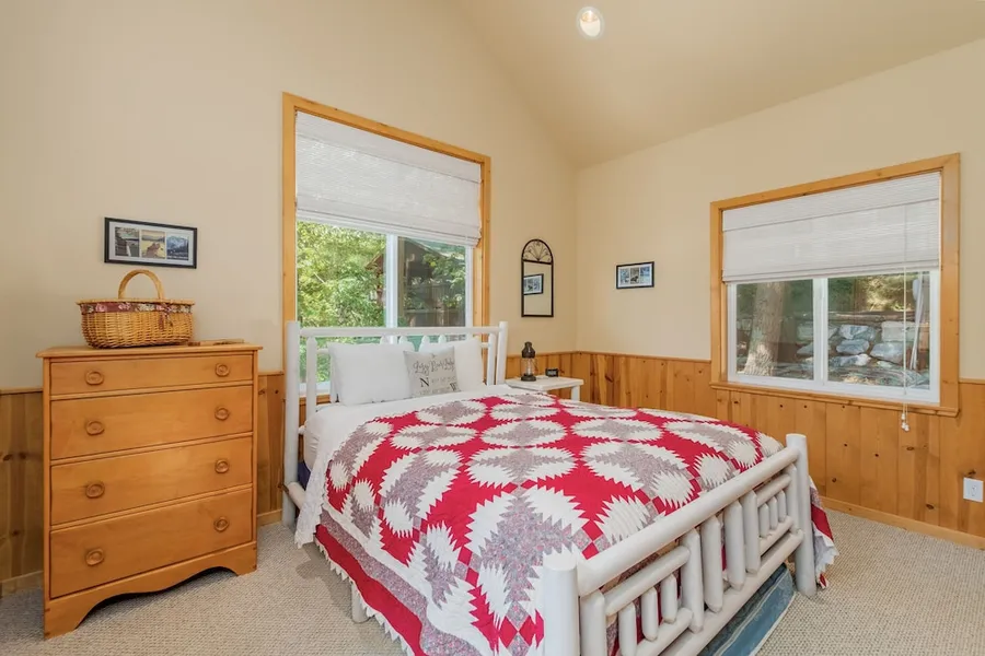 Lazy Bear Lodge 3 Bedroom Home by NW Comfy Cabins by RedAwning hotel detail image 2