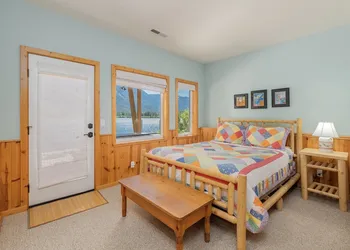 Lazy Bear Lodge 3 Bedroom Home by NW Comfy Cabins by RedAwning hotel thumbnail 3