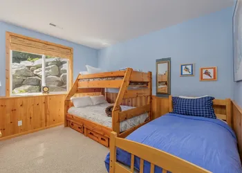 Lazy Bear Lodge 3 Bedroom Home by NW Comfy Cabins by RedAwning hotel thumbnail 4