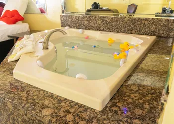 Luxe Inn and Suites hotel thumbnail 4