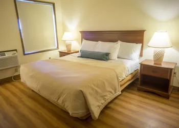 Sunnyside Inn & Suites hotel thumbnail 6