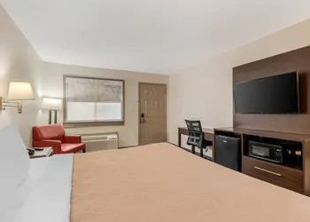 Quality Inn & Suites I-10 Near Fiesta Texas hotel thumbnail 4