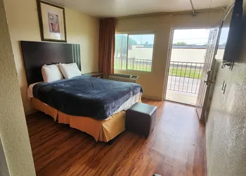 HomeTown Inn and Suites hotel thumbnail 3