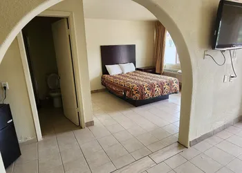 HomeTown Inn and Suites hotel thumbnail 4
