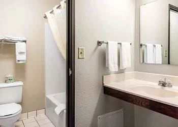 Travelers Lodge & Suites hotel thumbnail 8