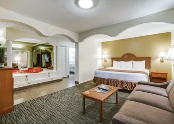 Quality Inn & Suites Dallas - Cityplace hotel thumbnail 4