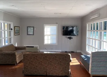 Colonial Manor Motel hotel thumbnail 3