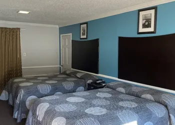 Colonial Manor Motel hotel thumbnail 6