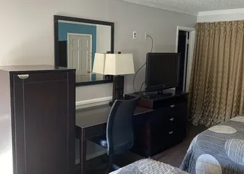 Colonial Manor Motel hotel thumbnail 8