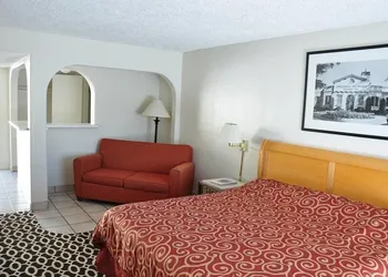 Delos Reyes Palm Springs hotel thumbnail 6