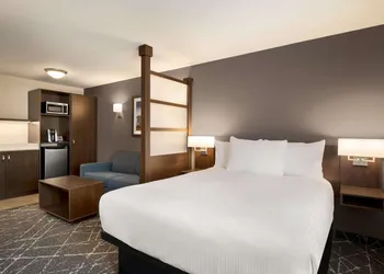 Microtel Inn & Suites by Wyndham Aurora hotel thumbnail 5