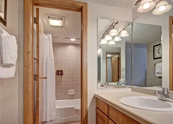 VS645H Village Square 1Br 1Ba Hotel Room hotel thumbnail 5