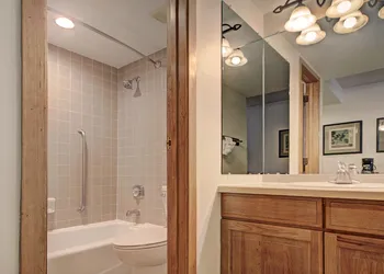 VS641H Village Square 1Br 1Ba Hotel Room hotel thumbnail 6