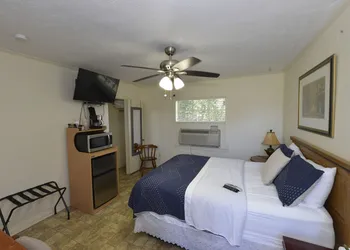 Shiner Country Inn hotel thumbnail 5