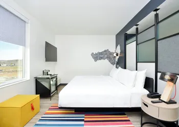 Aloft North Kansas City hotel thumbnail 3