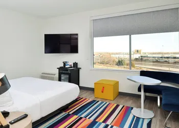 Aloft North Kansas City hotel thumbnail 5