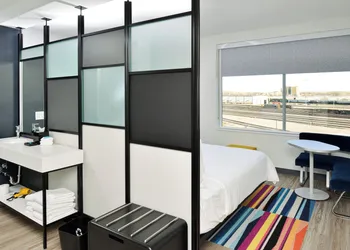 Aloft North Kansas City hotel thumbnail 7