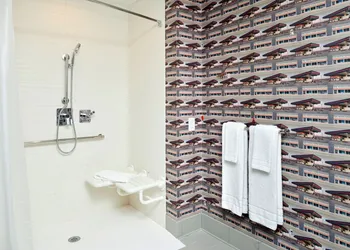 Aloft North Kansas City hotel thumbnail 8