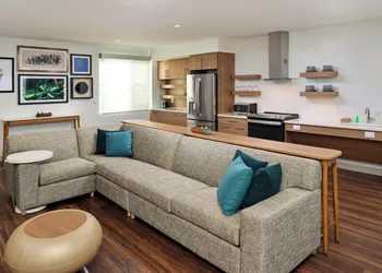Element North Kansas City hotel thumbnail 6