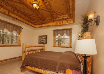 Sojourner's Lodge & Log Cabin Suites hotel thumbnail 2