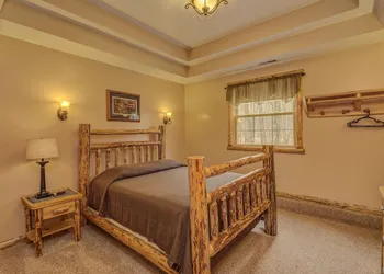 Sojourner's Lodge & Log Cabin Suites hotel thumbnail 3
