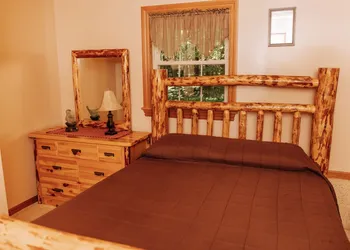 Sojourner's Lodge & Log Cabin Suites hotel thumbnail 5