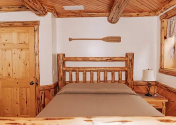 Sojourner's Lodge & Log Cabin Suites hotel thumbnail 7
