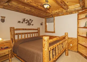 Sojourner's Lodge & Log Cabin Suites hotel thumbnail 8