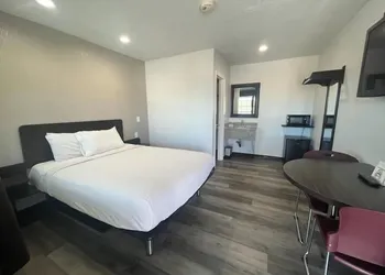 High Desert Inn hotel thumbnail 6