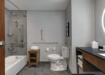 Courtyard by Marriott Hamilton hotel thumbnail 7