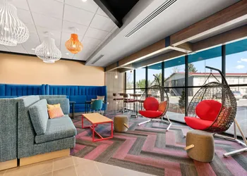 Tru by Hilton Portland Airport hotel thumbnail 5