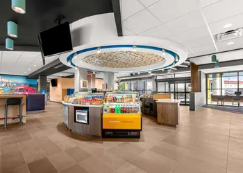 Tru by Hilton Portland Airport hotel thumbnail 7