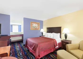 Days Inn by Wyndham Uvalde hotel thumbnail 7