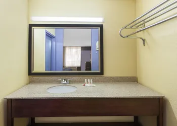 Days Inn by Wyndham Uvalde hotel thumbnail 8
