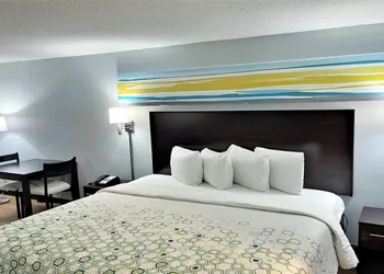 HomeTowne Studios By Red Roof Augusta hotel thumbnail 8