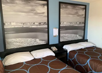Super 8 by Wyndham Phoenix West hotel thumbnail 4