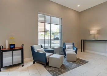 Comfort Suites Cincinnati University - Downtown hotel thumbnail 3