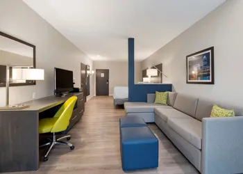 Comfort Suites Cincinnati University - Downtown hotel thumbnail 7