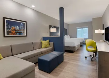 Comfort Suites Cincinnati University - Downtown hotel thumbnail 8